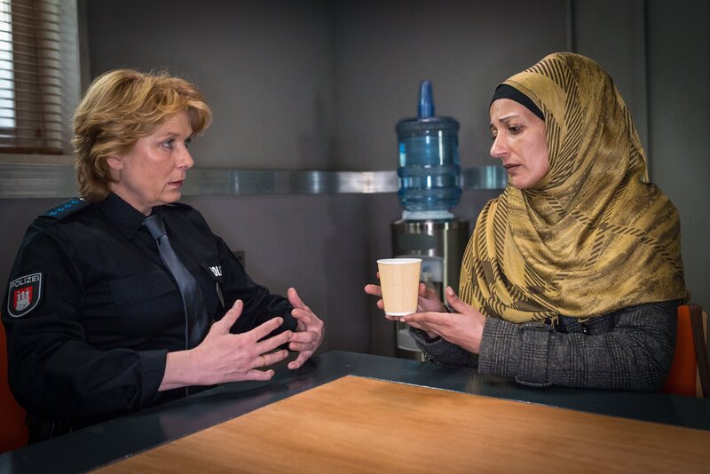 Nicht nur die Verständigungsprobleme machen es Claudia (Janette Rauch, l.) schwer, Zada (Jasmin Hahn, r.) zu befragen. – Bild: ZDF/​Boris Laewen