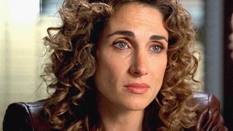 Stella (Melina Kanakaredes) steht vor einer schwierigen Aufgabe: Sie muss einer Frau mitteilen, dass ihre vermisste Tochter von einem brutalen Mörder festgehalten wird. – Bild: MG RTL D