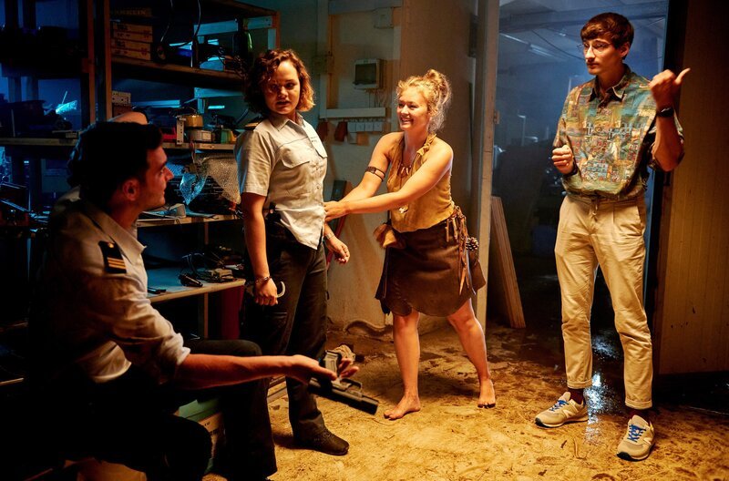 Inzwischen hat auch Katrin Baumanns (Katja Hutko, 2.v.r.) Freund Luka Fischer (Sebastian Schneider, r.) den Ort des Vestecks erfahren, da er Lösegeld gezahlt hätte. Jacob Frings (Max König, l.) und Julia Demmler (Wendy Güntensperger, 2.v.l.) sind überrascht. – Bild: ARD/​Nicolas Gradicsky