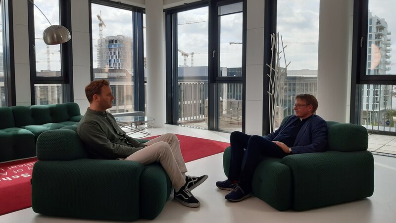 Leon Windscheid (l.) spricht mit Prof. Dr. Morgenroth (r.), Professor für Gesundheitspsychologie an der Media School Hamburg. – Bild: Zoe Wingenfelder /​ ZDF