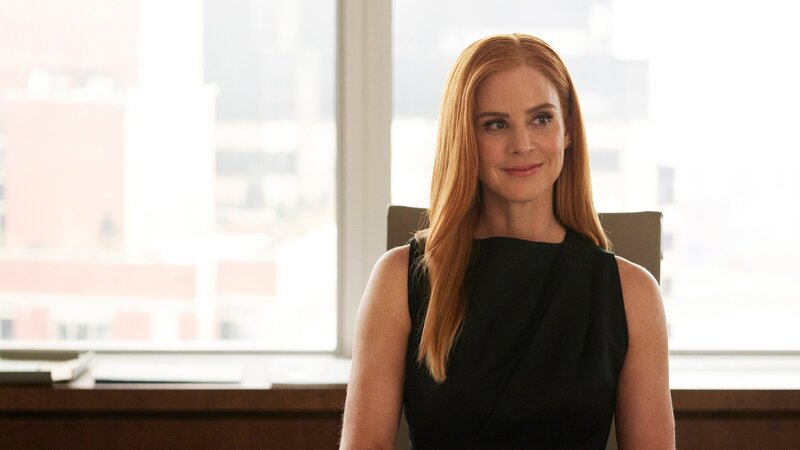 Donna (Sarah Rafferty) kann ihr Glück nicht fassen. Endlich haben sie und Harvey als Liebespaar zueinander gefunden. Doch nun wird die Beziehung von unerwarteter Seite überschattet. – Bild: ZDF und USA Network