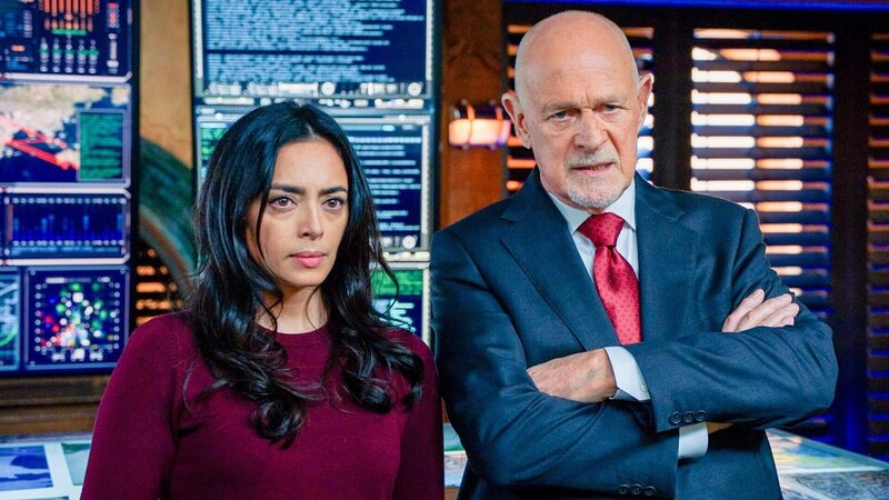 Briana Marin (Special Agent Aliyah de León), Gerald McRaney (Admiral Hollace Kilbride). – Bild: ORF/​Sevenone International/​CBS