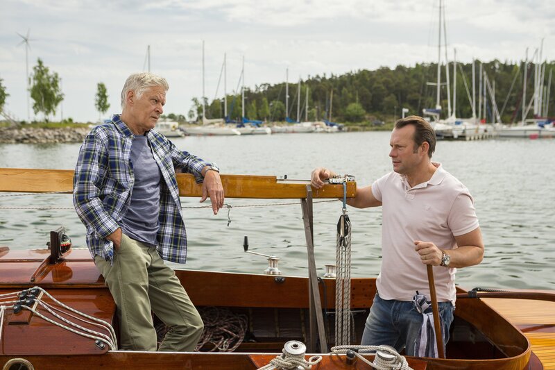 Stefan (Hanno Friedrich, r.) versucht, seinem Vater (Rüdiger Joswig, l.) seine Affäre zu erklären. – Bild: ZDF/​Arvid Uhlig