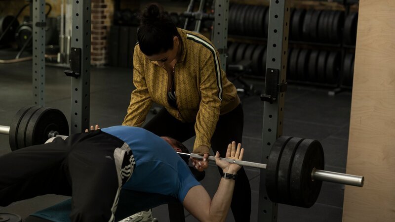 Elif (Jasmin Shakeri) und Damian (Eric Cordes) machen Bankdrücken und steigern dabei die Gewichte. – Bild: Anne Wilk /​ ZDF