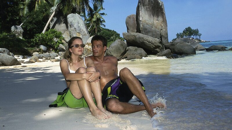 Katie Becker (Johanna Klante) und der Bordpianist Andreas Wirth (Jan Sosniok) genießen die traumhafte Landschaft der Seychellen. Sie kommen sich näher. – Bild: ZDF und Dirk Bartling