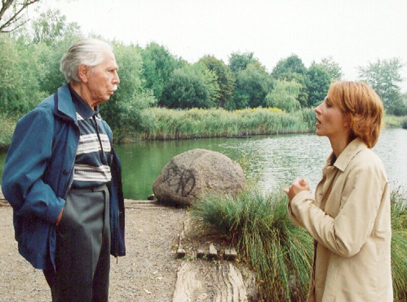 MDR Fernsehen IN ALLER FREUNDSCHAFT FOLGE 205, „Isoliert“. Pia (Hendrikje Fitz) und Opa Friedrich (Fred Delmare) merken, dass etwas nicht stimmt: Charlotte und Roland verhalten sich äußerst merkwürdig und weihen die Familie nicht ein … – Bild: MDR/​Peter Krajewski