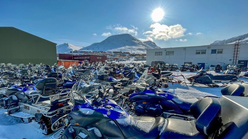 Der Motorschlitten ist das Fortbewegungsmittel auf Spitzbergen – vor allem in der kalten Jahreszeit. Knapp 3000 Schneemobile sind hier registriert. – Bild: NDR/​Till Lehmann