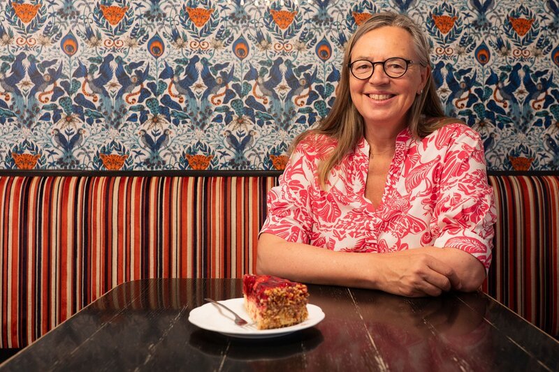 Barbara in ihrer Konditorei. – Bild: BR/​Tabea Hofmann