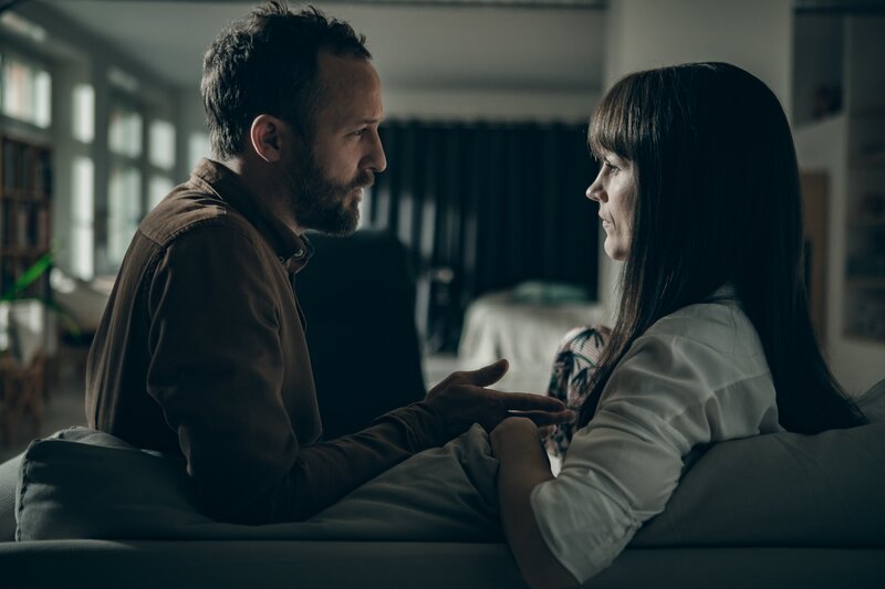 Zwischen Dr. Thomas Lorenz (Maximilian Brückner) und seiner Ehefrau Gunilla (Maria Ylipää) kriselt es, seit er den Forschungsauftrag in Finnland angenommen hat. – Bild: Hannele Majaniemi /​ ZDF