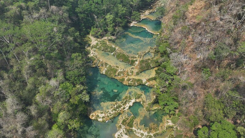 Mitten im Dschungel liegt das Karstgebiet Semuc Champey. Hier haben sich malerische Pools gebildet und es sind unzählige Höhlen entstanden. – Bild: Oliver Roetz