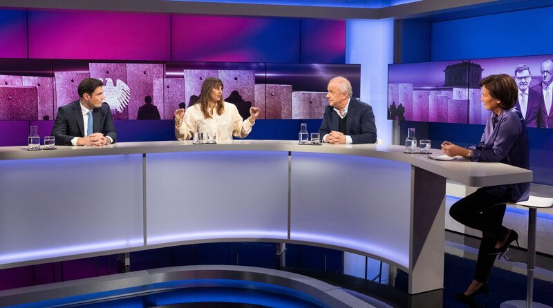 Zu Gast bei Moderatorin Sandra Maischberger (r.): v.l.n.r. Jan Philipp Burgard (Chefredakteur Welt-Gruppe ), Jagoda Marinić (Autorin) und Hubertus Meyer-Burckhardt (Moderator und TV-Produzent) – Bild: WDR/​Melanie Grande