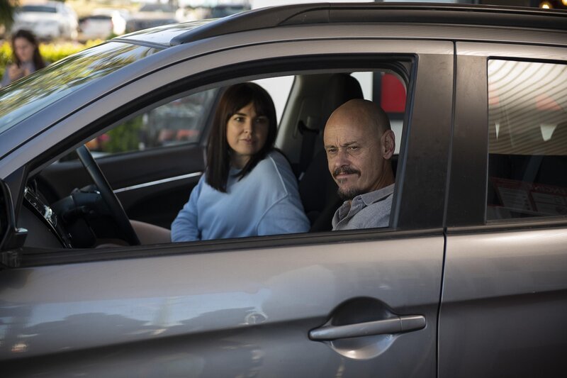 Zoe (Emily Barclay, l.); Ray Shoesmith (Scott Ryan, r.) – Bild: FX Networks /​ Mike O’Meally