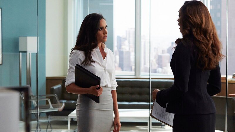 Der Fall ihres Mandanten entwickelt sich dramatisch ungünstig und Jessica (Gina Torres, r.) kämpft gemeinsam mit Rachel (Meghan Markle) verzweifelt dafür, dessen drohende Todesstrafe abzuwenden. – Bild: ZDF und USA Network