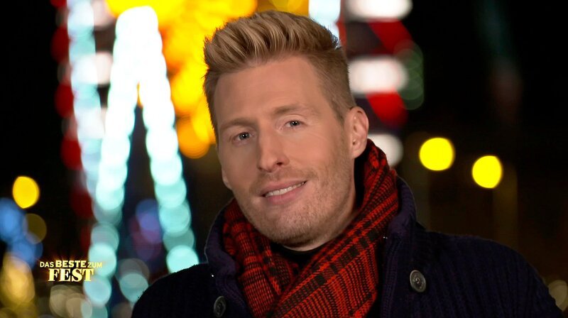 Maximilian Arland lädt die Zuschauerinnen und Zuschauer zu einem fröhlich-amüsanten Weihnachtsabend ein und freut sich auf prominente Gäste. Er trifft sich mit Angelo Kelly und Sohn Gabriel, mit denen er sich über Weihnachten und Bräuche unterhält. Natürlich darf ein Thema bei Angelo Kelly nicht fehlen: wie es ist, fast ein Christkind zu sein – er hat am 23. Dezember Geburtstag. – Maximilian Arland. – Bild: rbb