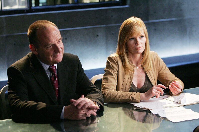Eine gute Freundin von Grissom, die ihr Geld pikanterweise als Domina verdient, wurde in einem Vergnügungspark schwer verletzt aufgefunden. Brass und Catherine wollen dort mit den Ermittlungen beginnen. – Bild: RTL /​ CBS