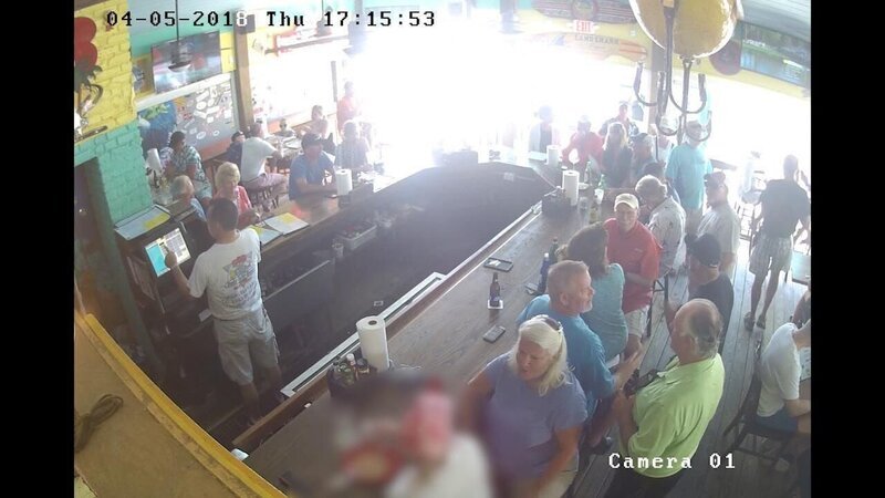 Riess und Hutchinson im Restaurant – Bild: RTL /​ Arrow International Media