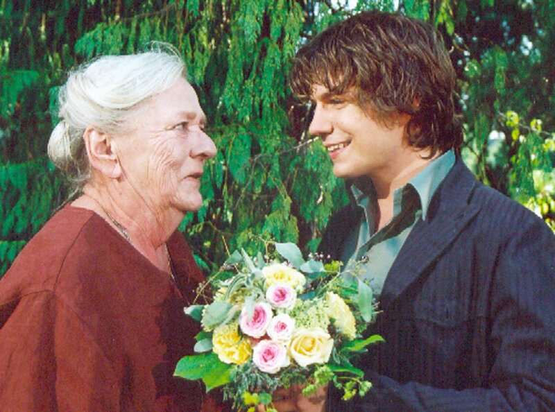 MDR Fernsehen IN ALLER FREUNDSCHAFT FOLGE 206, „Ich will nach Hause“. René Schmidt (Luke Wilkens) besucht ganz überraschend seine Oma Martha (Gudrun Okras) in Leipzig. – Bild: MDR/​Peter Krajewski