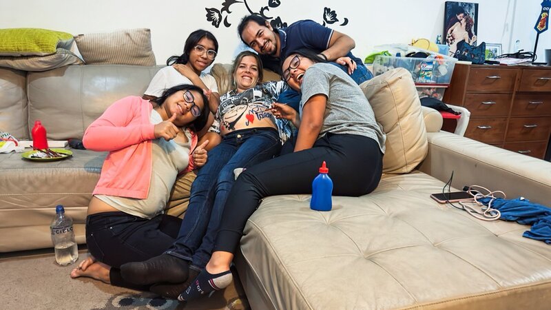 Miriam und Carlos Bernales-Kühni mit ihren drei peruanischen Pflegetöchtern. Sie bemalen Miriams schwangeren Bauch. – Bild: SRF