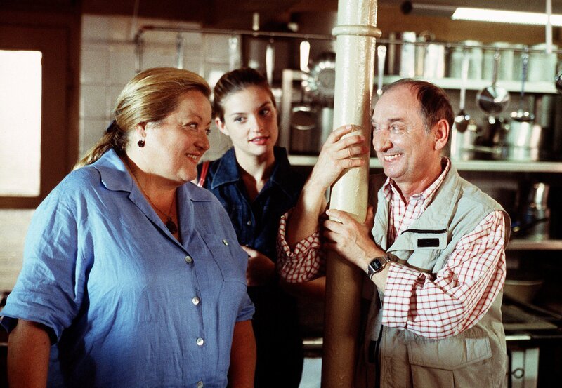 MARGA ENGEL KOCHT VOR WUT, Spielfilm, Deutschland 2002, Regie Michael Günther. Die Köchin Marga (Marianne Sägebrecht, links) hat zusammen mit dem Kellner Paschke (Heinz Rennhack) und Ohrmanns Tochter Olga (Ina Paule Klink) den idyllisch gelegenen Gasthof auf Vordermann gebracht. – Bild: ARD Degeto/​Sandor Domonkos