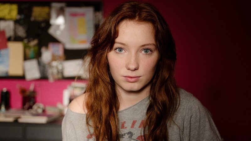 Die 18-jährige Joanna (Nikki Hanseblad) leidet unter ADHS und hat dadurch immer wieder Probleme ihren Alltag zu bewältigen. – Bild: ZDF und Ola Kjelbye Die 18-jährige Joanna (Nikki Hanseblad) leidet unter ADHS und hat dadurch immer wieder Probleme ihren Alltag zu bewältigen. – Bild: ZDF und Ola Kjelbye