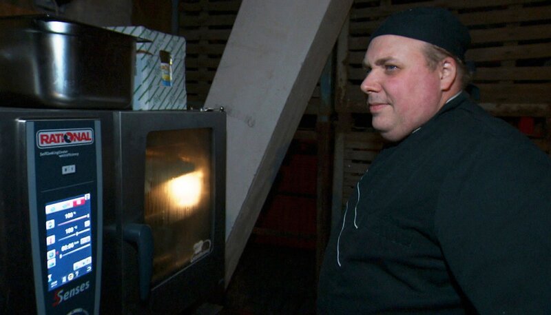 Katastrophe in der provisorischen Weihnachtsmarkt-Küche - Stromausfall. Der Ofen wird nicht heiß. – Bild: NDR