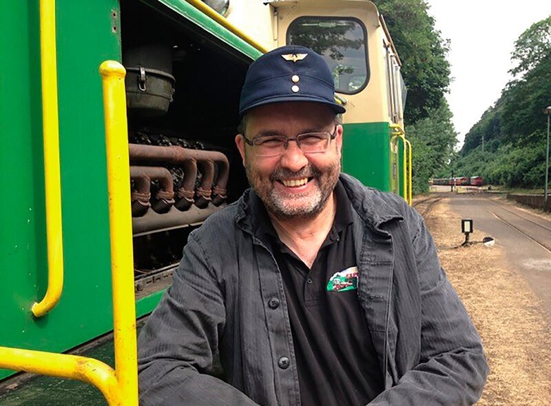 Frank Muth ist Lokführer und Eisenbahner aus Leidenschaft. Er befährt die 1901 eröffnete 18 km lange Steilstrecke, bei der die Bahn einen Höhenunterschied von 400 Metern überwindet. – Bild: SWR/​Vidicom