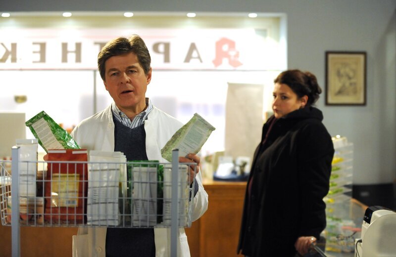 Moni will Roland wegen Rosi ausfragen. Von links: Roland Bamberger (Horst Kummeth) und Monika Vogl (Christine Reimer). – Bild: BR/​Marco Orlando Pichler