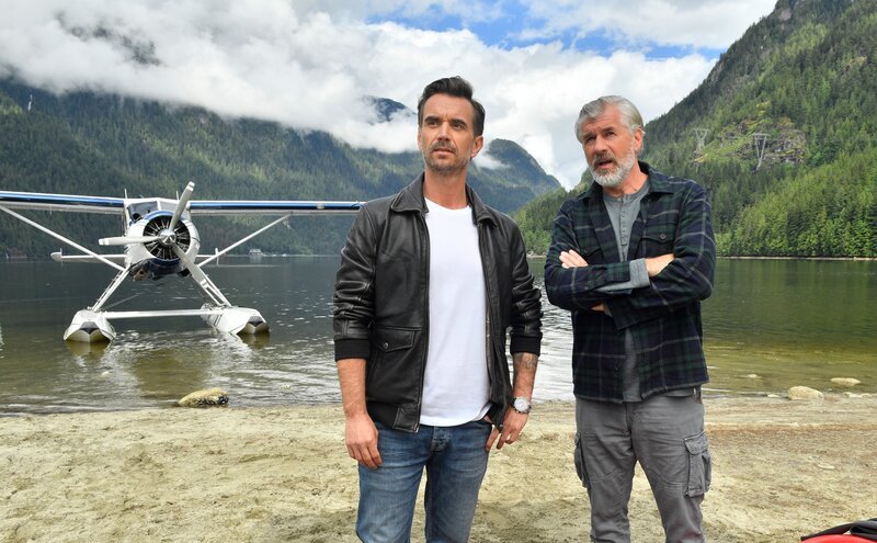 Max Parger (Florian Silbereisen, l.) und Martin Grimm (Daniel Morgenroth, r.) unternehmen einen Abenteuerausflug in die kanadischen Wälder. – Bild: ZDF und Dirk Bartling