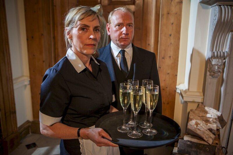 Das Verwalter-Paar Tony (Adrian Scarborough) und Summer Pitt (Saskia Reeves) schaut der Party im Herrenhaus mit gemischten Gefühlen entgegen. – Bild: ZDF und Mark Bourdillon