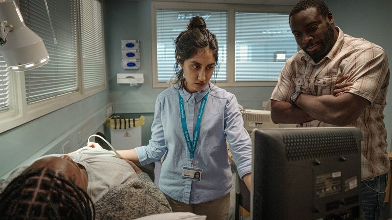 This Is Going to Hurt Staffel 1 Folge 5 Ein schwieriger Moment: Layo-Christina Akinlude (liegend) als Chid, Daniel Ward als Paul, Ambika Mod als Shruti – Bild: SRF und SISTER/​BBC/​BBC Studios/​AMC