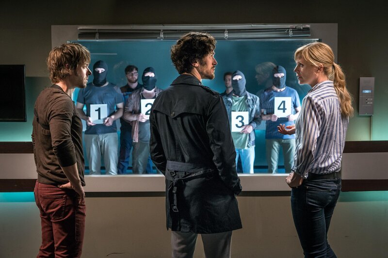 Ina Zimmermann (Melanie Marschke, r.) und Tom Kowalski (Steffen Schroeder, r.) haben Valentin Bertrano (Vladimir Korneev, M.), der den Überfall überlebt hat, für eine Gegenüberstellung vorgeladen. – Bild: ZDF /​ Uwe Frauendorf