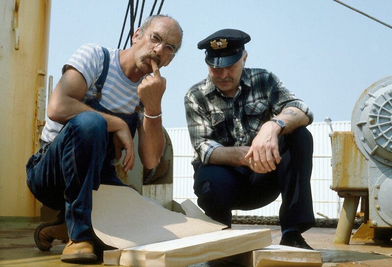 Peter Lustig (l.) fährt auf einem Fischkutter mit. – Bild: ZDF und Gert Stallmann
