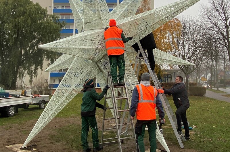 Der Aufbau der Stralsunder Sterne ist wegen ihrer Größe immer ein kleiner Kraftakt. – Bild: NDR/​Clipfilm