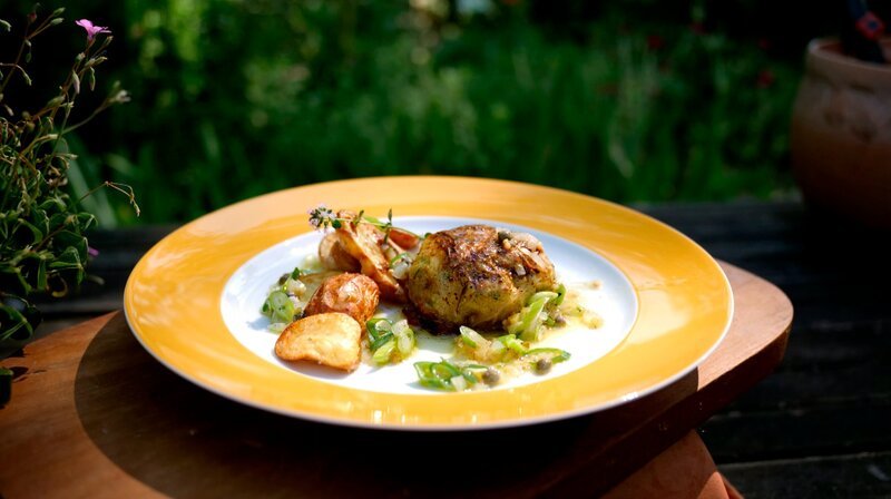 Kalbsfleischfrikadellen im Spitzkohlmantel – die Interpretation des Hauptgerichts von Münchner Gourmetkoch Ali Güngörmüs. – Bild: HR