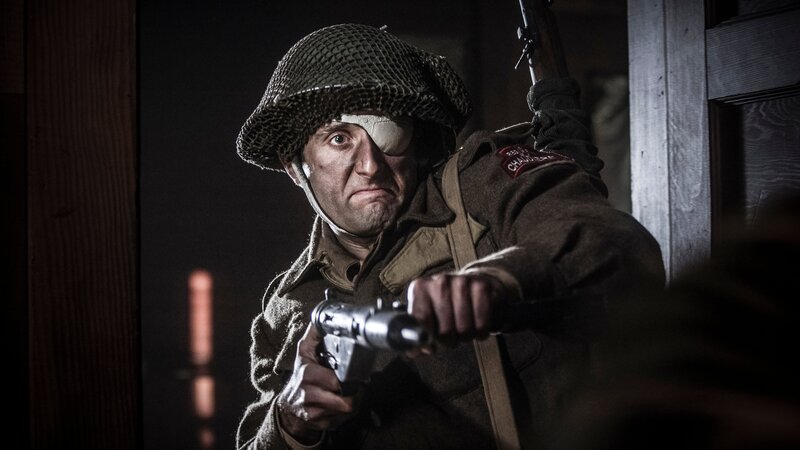 REENACTMENT – Der Gefreite Leo Major (gespielt von Eddie Canelea) stürmt in das Zimmer im Erdgeschoss und überrascht vier deutsche Soldaten. – Bild: The National Geographic Channel