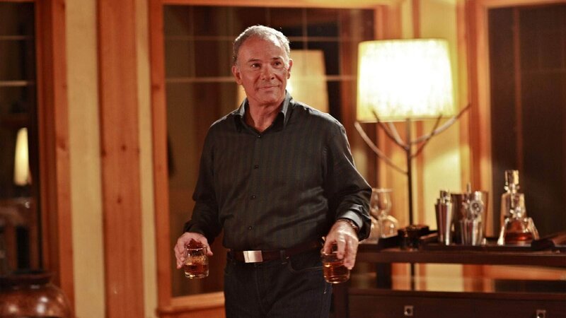 Richard (Ron White) ahnt nicht, was der Anlass für Lous Besuch ist. – Bild: MG RTL D