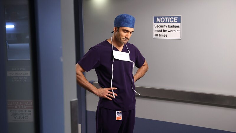 Unter Druck: Dominic Rains als Dr. Crockett Marcel – Bild: SRF/​NBC Universal