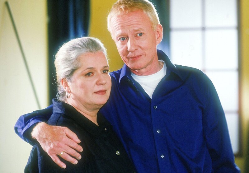 Als Strauss (Rainer Goernemann) erkennt, wie viel Uschi (Barbara Freier) der Aufbau des Übergangsheims bedeutet, entschließt er sich, sie mit seinem Kapital zu unterstützen. – Bild: RTL