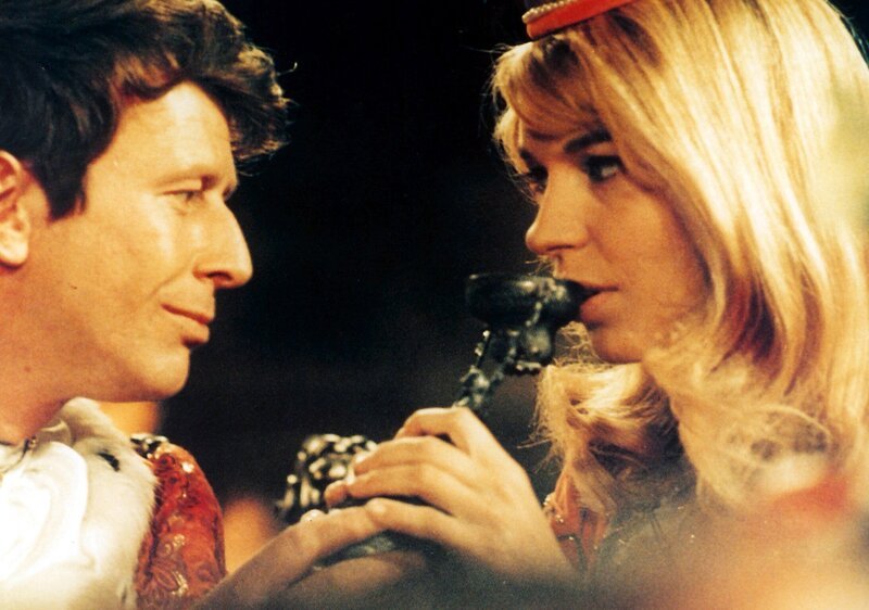 Der König (Eberhard Esche) stellt die kluge Bauerntochter (Cox Habbema) auf eine Probe. Nur wenn sie diese besteht, kann sie seine Frau werden. – Bild: rbb