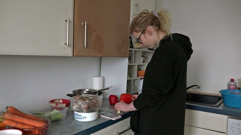 Jasmin will ihre Kenntnisse am Herd vertiefen und versucht sich an einer leckeren Gemüsepfanne?; Jasmin will ihre Kenntnisse am Herd vertiefen und versucht sich an einer leckeren Gemüsepfanne … – Bild: RTLZWEI