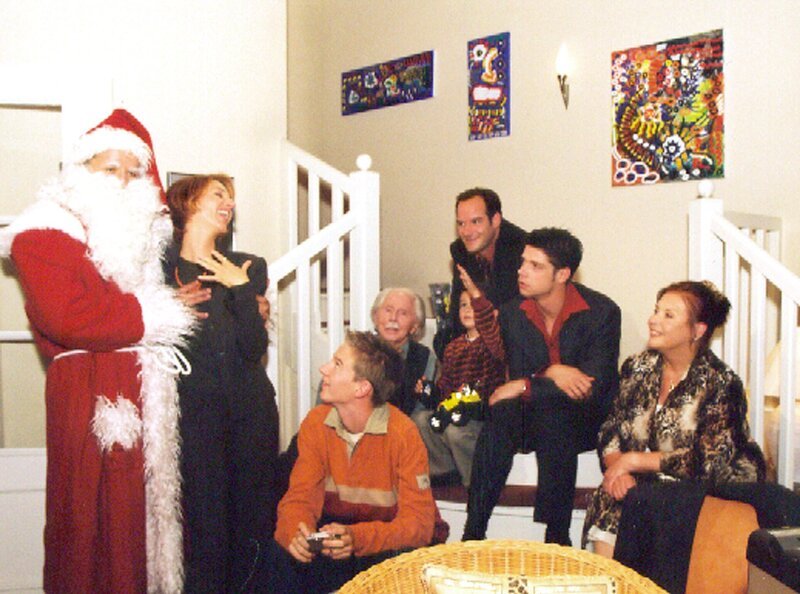 Roland kommt aufgrund eines schwierigen Patientenfalls zu spät zu seiner Weihnachtsfeier, doch er hat Elfi das Leben gerettet. – Bild: MDR/​Krajewski