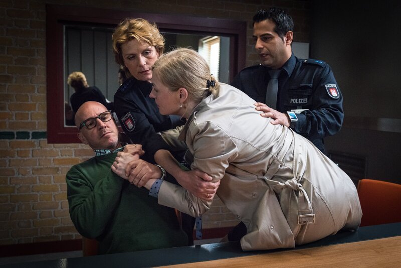 Astrid Schenk (Antje Widdra, 2.v.r.) will von ihrem Mann Thomas (Paul Herwig, l.) endlich wissen, was geschehen ist. Ihr Sohn Dominik ist entführt worden, und er schweigt. Claudia (Janette Rauch, 2.v.l.) und Tarik (Serhat Cokgezen, r.) halten sie zurück. – Bild: ZDF/​Boris Laewen