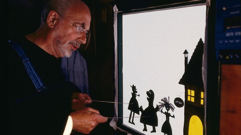 Jetzt sind die ausgeschnittenen Schattenfiguren in Aktion zu sehen. Damit es optimal gelingt, braucht Peter (Peter Lustig) eine Leinwand. – Bild: ZDF und Michael Schuff./​Michael Schuff
