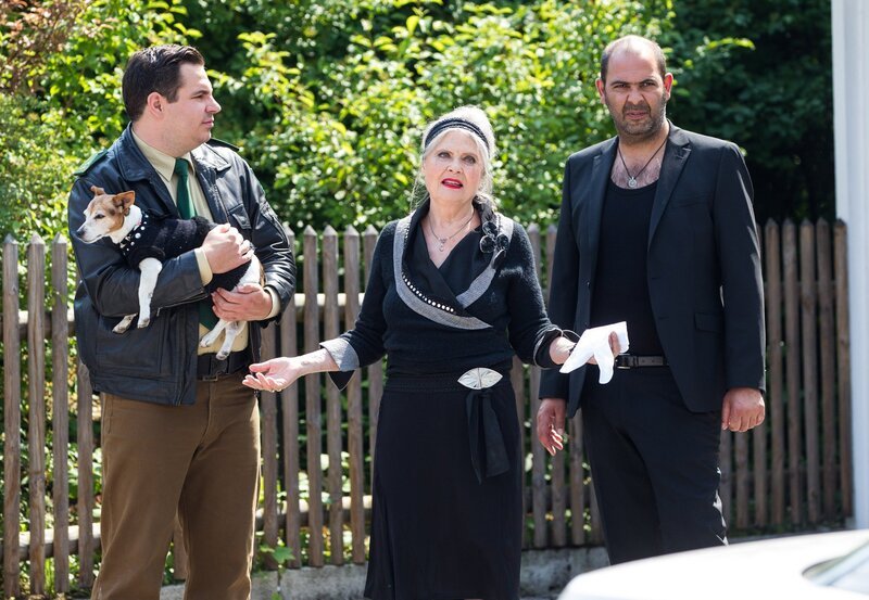 ARD HEITER BIS TÖDLICH – HUBERT UND STALLER FOLGE 34, „Viel Wind um nichts“, Siglinde Schwarzhuber (Cordula Trantow, M.) und Riedl (Paul Sedlmeir, l.) stehen vor ihrem Haus und warten auf Hubert und Staller. – Bild: ARD/​TMG/​Chris Hirschhäuser