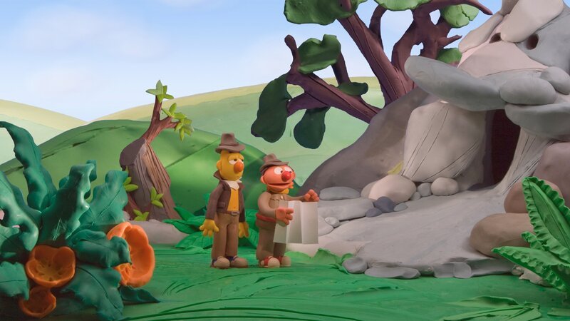 Ernie und Bert sind auf der Suche nach der geheimnisvollen Enten-Höhle, in der die weise alte Ente lebt. – Bild: NDR/​Sesameworkshop