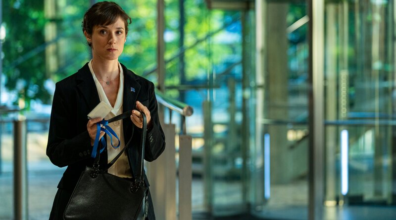 EU-Kommissarin Jule Kronberg (Friederike Becht) versucht die Übernahmepläne des BSG Konzerns zu verhindern. – Bild: ARD Degeto/​Odeon Fiction GmbH/​NRK/​Dusan Martincek