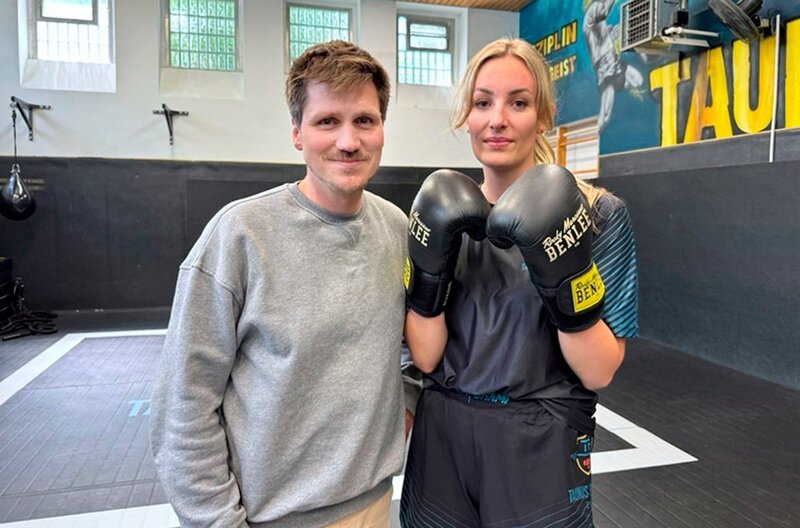 Moderator Frank Seibert und Sarah Becker. Sie hatte schwere Depressionen aus denen sie sich mühsam herausgekämpft hat. – Bild: BR/​south & browse GmbH/​Christiane Streckfuß
