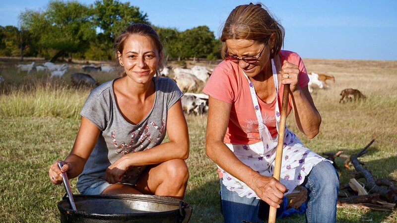 Zu Tisch in … Ost-Rumänien Staffel 1 Folge 23 Mirabella und Elena kochen Lammeintopf – Bild: SRF/​ZDF/​ARTE