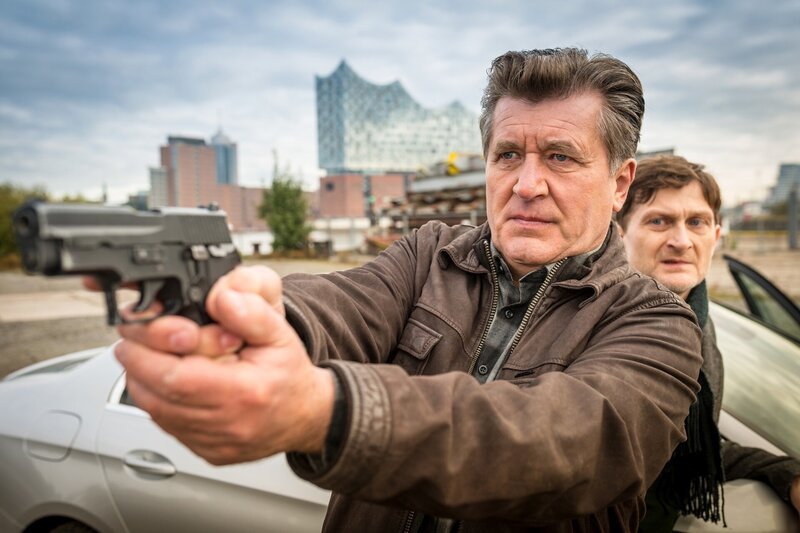 Hans (Bruno F. Apitz, l.) will dem Bruder eines alten Freundes, Torsten Kranz (Jörn Hentschel, r.), helfen und gerät in eine Schießerei. – Bild: PLURIMEDIA (ZDF /​ Boris Laewen)