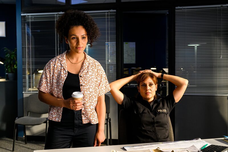 IT-Expertin Kim Erveling (Veronique Coubard, l.) und Polizistin Süher Özlügül (Sophie Dal, r.) sind skeptisch: Was hat Henk zu verbergen? – Bild: ZDF und Willi Weber